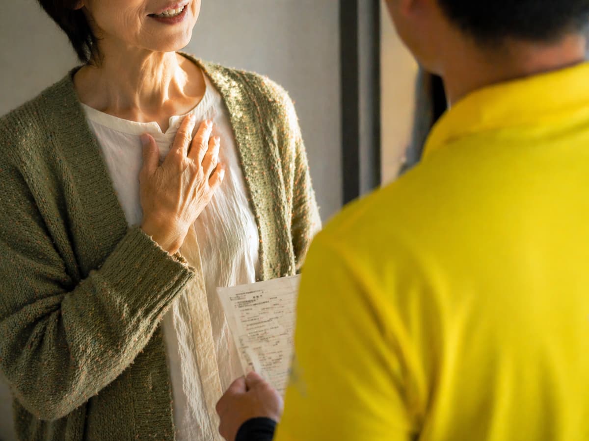 作業後、お客様とスタッフが会話している場面