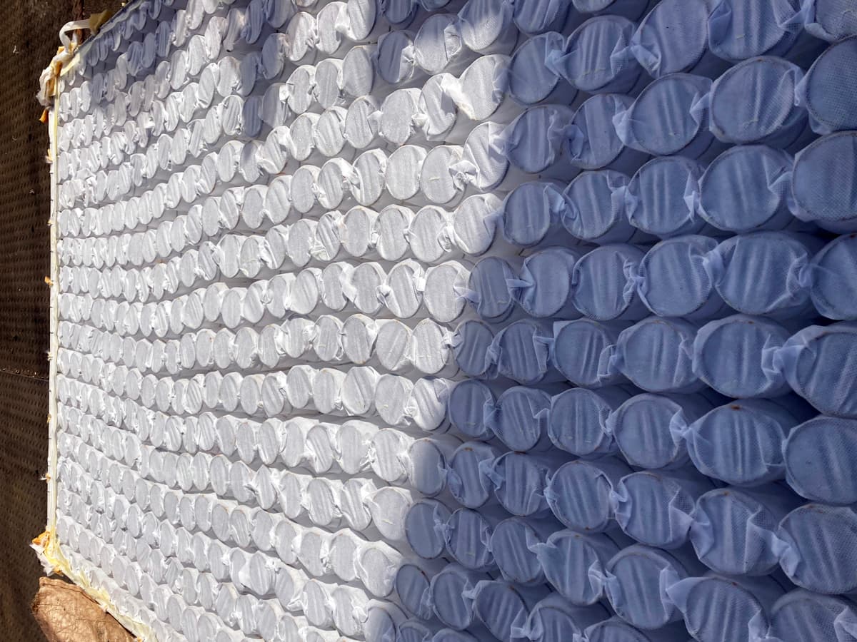 会社に戻った後、マットレスを解体している途中の状態