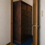 2階の部屋の出入口に置かれた大型の木製タンス