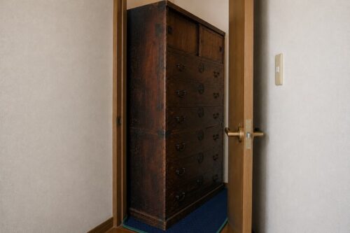 2階の部屋の出入口に置かれた大型の木製タンス