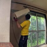 エアコン本体を取り外している作業中の写真