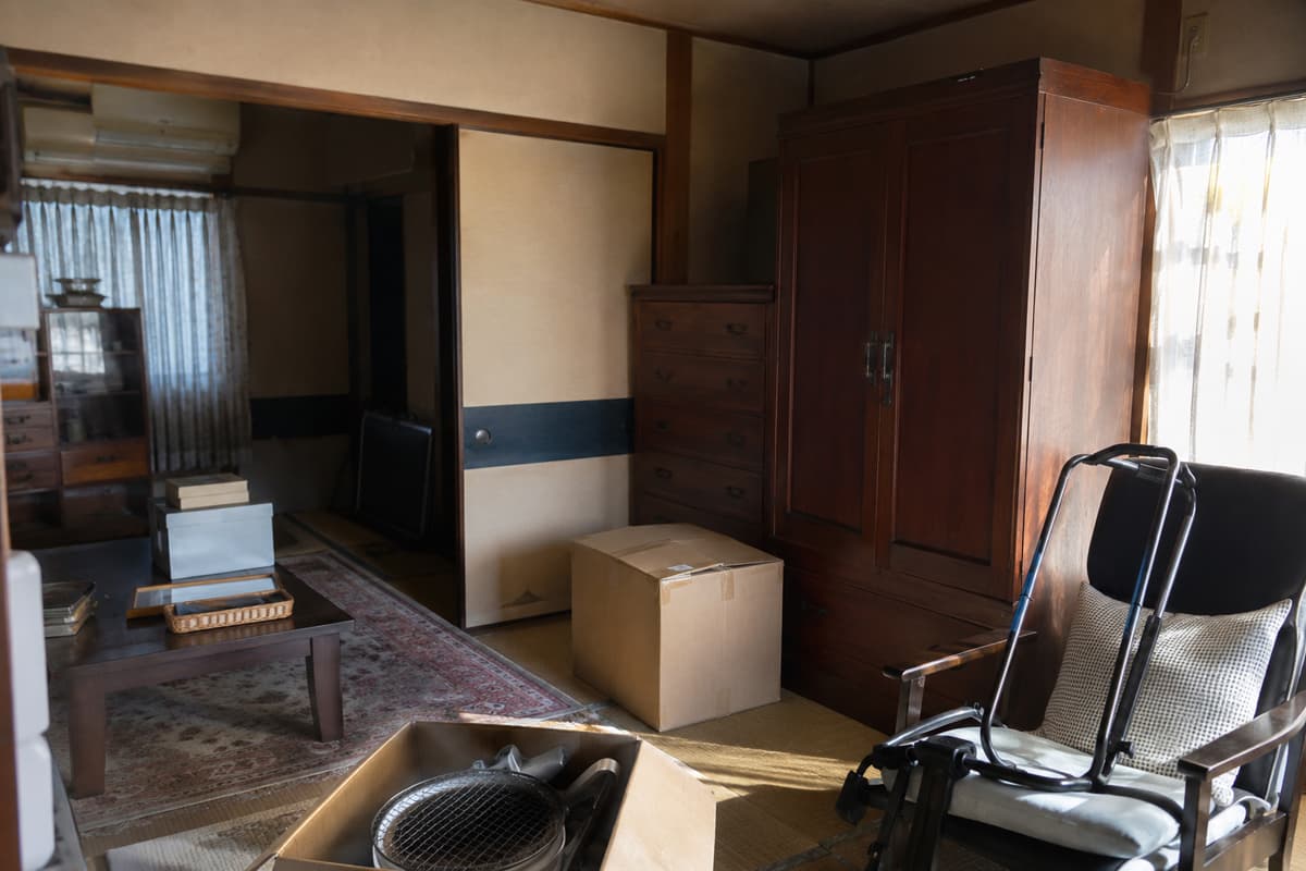 遺品整理の見積もり前に家具や不用品が残っている和室