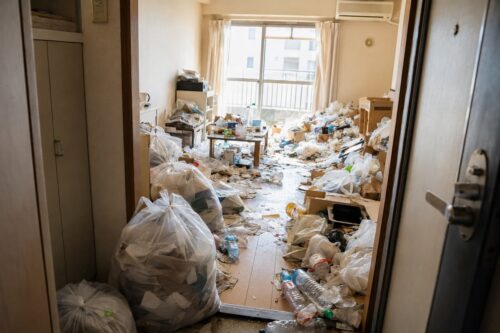 退去後にごみ屋敷状態となった賃貸物件の片付け前の室内