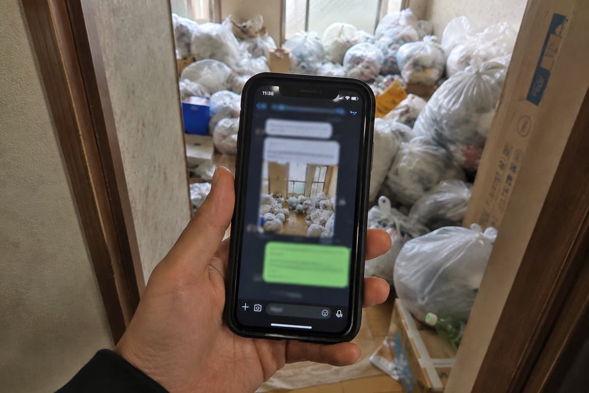 片付け作業の進捗をLINEでお客様へ写真付き報告している様子