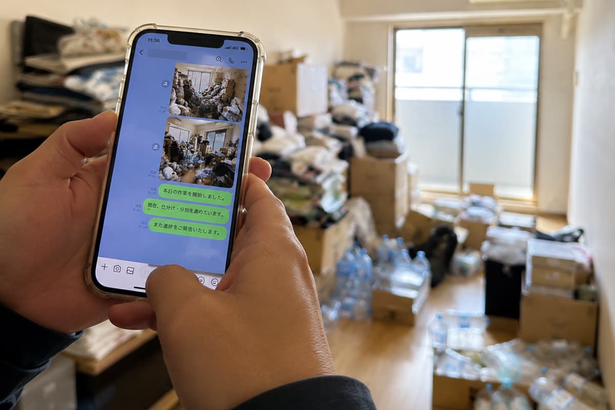 非対面の片付け作業中に、LINEで進捗写真を送っている様子