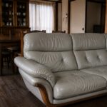 年季の入った一軒家のリビングに置かれた、状態の良い革張りソファー