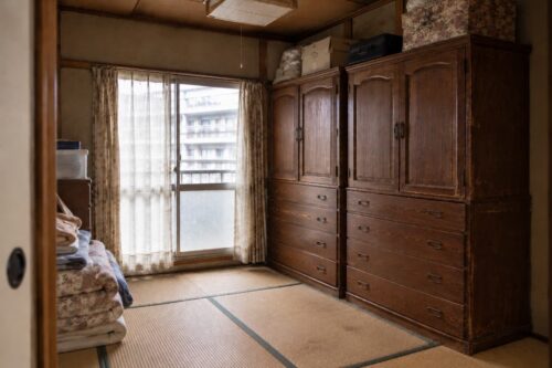 豊明市の団地の和室に置かれた大きなタンス2本
