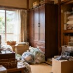 遺品整理前の家具や荷物が残る和室